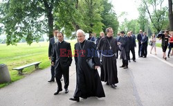 Komisja Watykańska i BOR na Błoniach Krakowskich