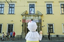 Miniaturowy Papież Franciszek zwiedza Kraków