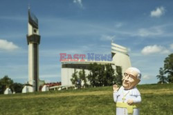 Miniaturowy Papież Franciszek zwiedza Kraków