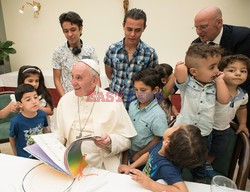 Papież Franciszek czyta dzieciom syryjskich uchodźców