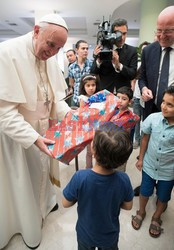 Papież Franciszek czyta dzieciom syryjskich uchodźców