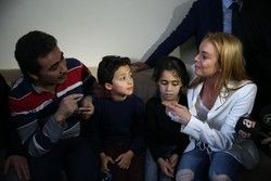 Lindsay Lohan spotyka się z syryjską rodziną w Turcji