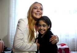 Lindsay Lohan spotyka się z syryjską rodziną w Turcji