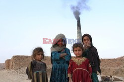 Dzieci pracujące w afgańskiej fabryce cegieł - Abaca