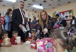 Lindsay Lohan spotyka się z syryjską rodziną w Turcji