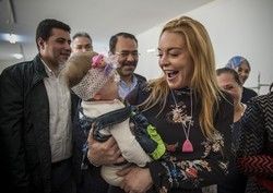 Lindsay Lohan spotyka się z syryjską rodziną w Turcji