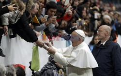 Papież Franciszek rozdaje autografy