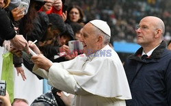 Papież Franciszek rozdaje autografy