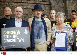 Sir Ian McKellen uczestniczy w proteście pod Ambasadą Rosji w Londynie