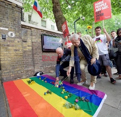 Sir Ian McKellen uczestniczy w proteście pod Ambasadą Rosji w Londynie