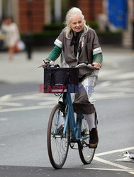 76-letnia Vivienne Westwood na rowerze