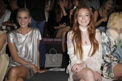 Lindsay Lohan na pokazie mody w Madrycie