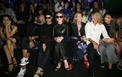 Lindsay Lohan na pokazie mody w Madrycie