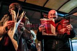 W Gdańsku czytali Gazetę Wyborczą na przystanku tramwajowym
