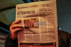 W Gdańsku czytali Gazetę Wyborczą na przystanku tramwajowym