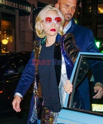 Lady Gaga założyła ogromne różowe okulary