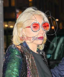 Lady Gaga założyła ogromne różowe okulary