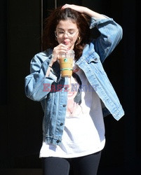 Selena Gomez w koszulce z napisem Selena