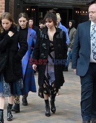 Selena Gomez w czarnym płaszczu