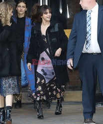 Selena Gomez w czarnym płaszczu