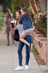 Jennifer Garner niesie córkę na rękach