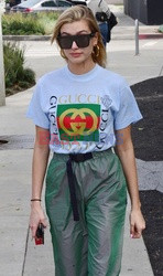 Hailey Baldwin w koszulce Gucci