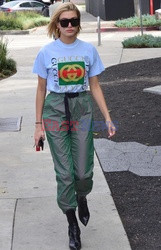 Hailey Baldwin w koszulce Gucci