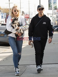 Sophie Turner i Joe Jonas na spacerze z psem