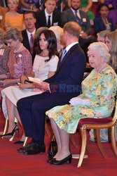 Książęta Sussex wraz z królową Elżbietą na rozdaniu nagród