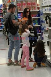 Megan Fox z rodziną w sklepie