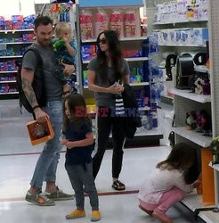 Megan Fox z rodziną w sklepie