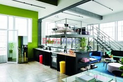 Wnętrza - Kolor w industrialnym wnętrzu - House and Leisure 10/2018