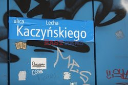 Naklejki z ulicą Lecha Kaczyńskiego w Warszawie