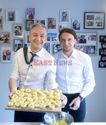 Robert Biedroń robi kluski śląskie z dziurką