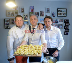 Robert Biedroń robi kluski śląskie z dziurką