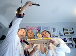 Robert Biedroń robi kluski śląskie z dziurką