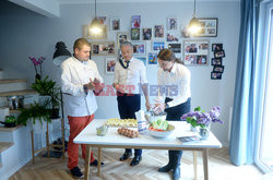 Robert Biedroń robi kluski śląskie z dziurką