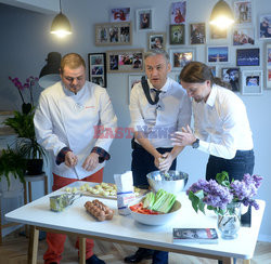 Robert Biedroń robi kluski śląskie z dziurką