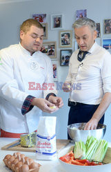 Robert Biedroń robi kluski śląskie z dziurką