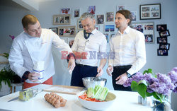 Robert Biedroń robi kluski śląskie z dziurką