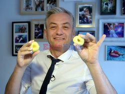 Robert Biedroń robi kluski śląskie z dziurką