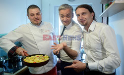 Robert Biedroń robi kluski śląskie z dziurką