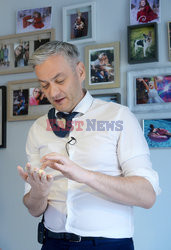 Robert Biedroń robi kluski śląskie z dziurką