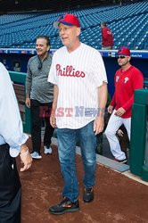 Bruce Willis rozpoczyna mecz baseballa