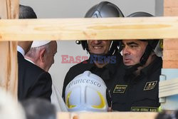 Papież Franciszek w kasku 