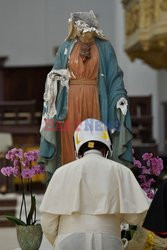 Papież Franciszek w kasku 