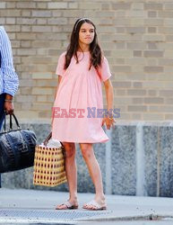 Suri Cruise w brzoskwiniowej sukience