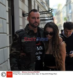 Philipp Plein spaceruje z dziewczyną