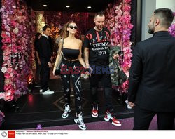 Philipp Plein spaceruje z dziewczyną