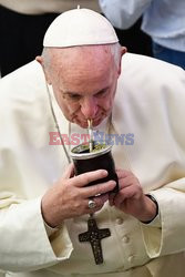 Papiez Franciszek pije yerba mate